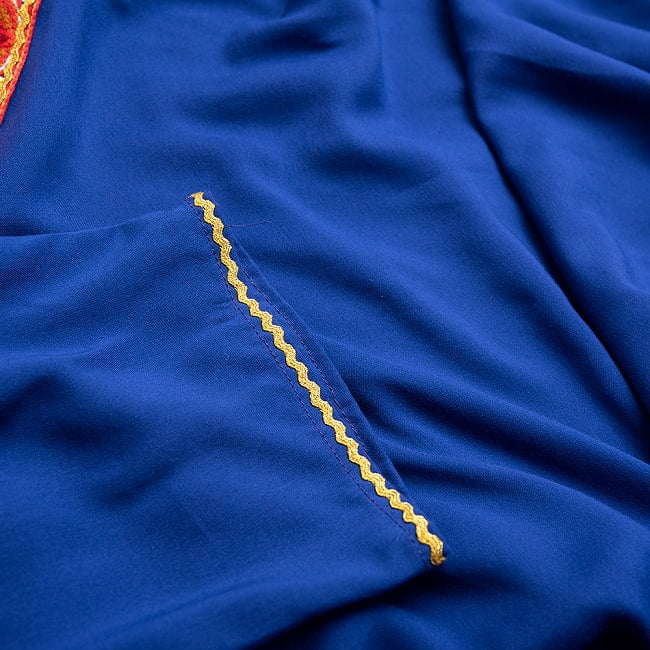 【全て1点もの】　パシュトゥーン族の伝統衣装　カミーズドレス ロング　【青】 6 - 袖口は細いゴールドテープで縁取られています。