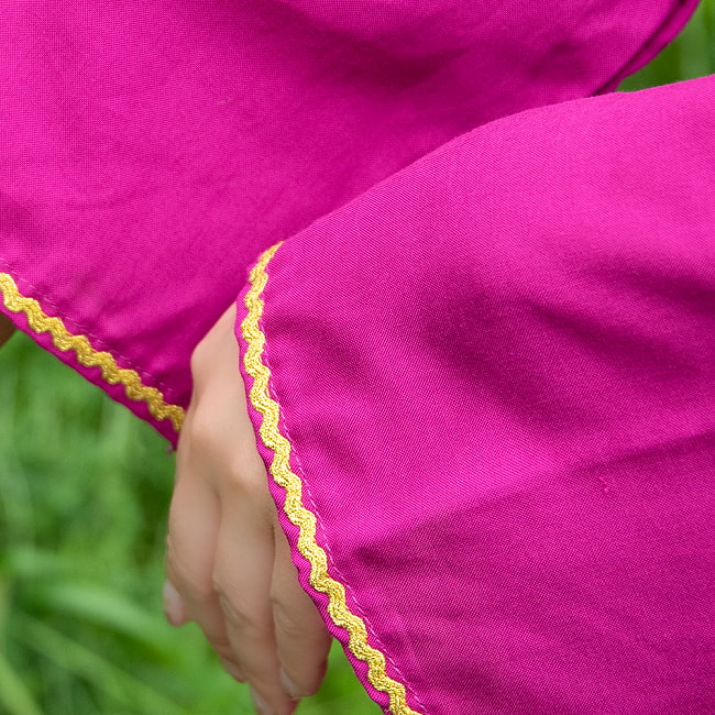【全て1点もの】　パシュトゥーン族の伝統衣装　カミーズドレス ロング　【マゼンタ】 6 - 袖口は細いゴールドテープで縁取られています。