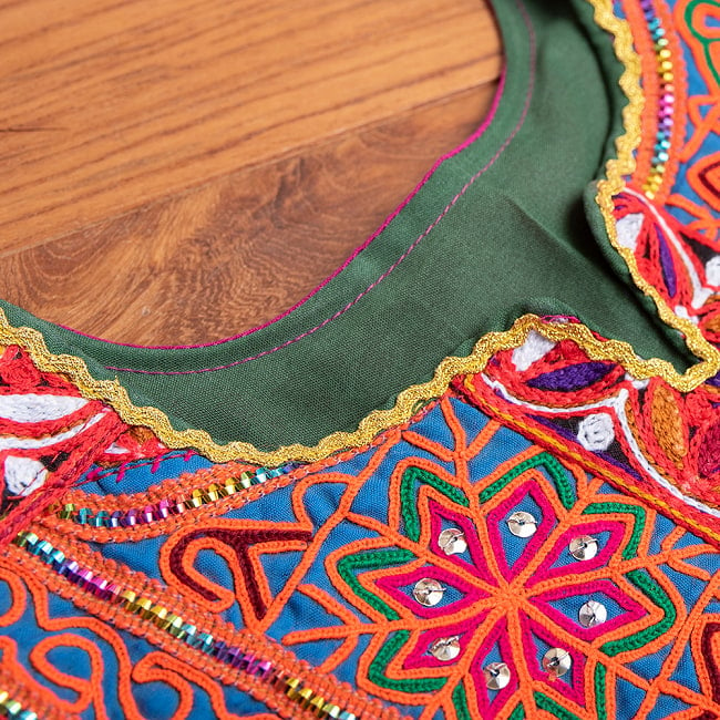 【全て1点もの】　パシュトゥーン族の伝統衣装　カミーズドレス ロング　【マゼンタ】 8 - 首元は大体このような感じですが、個体差があります。