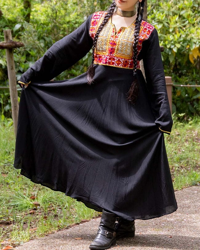 【全て1点もの】　パシュトゥーン族の伝統衣装　カミーズドレス ロング　【黒】 2 - 1枚でさまになるロングワンピース。