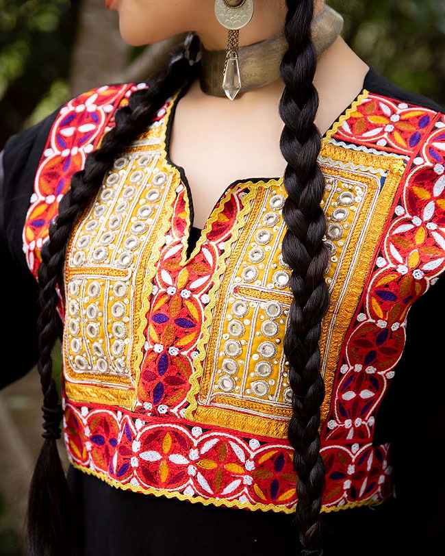 【全て1点もの】　パシュトゥーン族の伝統衣装　カミーズドレス ロング　【黒】 3 - 胸元の刺繍はすべて1点ものです。