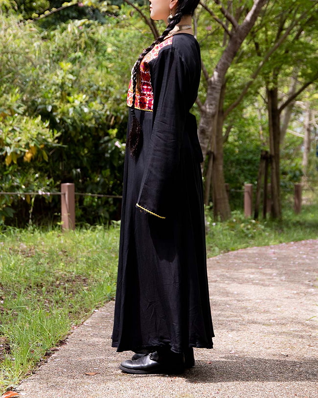 【全て1点もの】　パシュトゥーン族の伝統衣装　カミーズドレス ロング　【黒】 4 - 横からみるとこのようになっています。