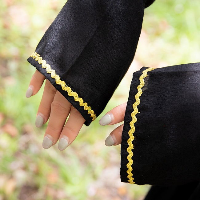 【全て1点もの】　パシュトゥーン族の伝統衣装　カミーズドレス ロング　【黒】 6 - 袖口は細いゴールドテープで縁取られています。