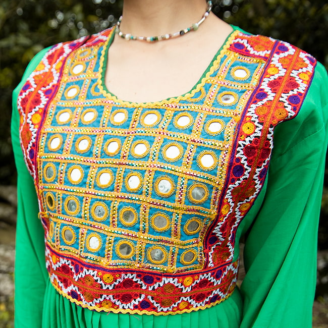 【全て1点もの】　パシュトゥーン族の伝統衣装　カミーズドレス　【緑】 2 - 胸元の刺繍はすべて1点ものです。
