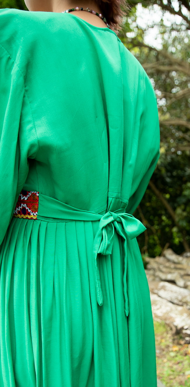 【全て1点もの】　パシュトゥーン族の伝統衣装　カミーズドレス　【緑】 3 - うしろです。ウエストから伸びた紐でサイズ調整できます。
