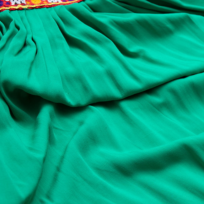 【全て1点もの】　パシュトゥーン族の伝統衣装　カミーズドレス　【緑】 7 - 柔らかレーヨンのためさらっと着やすい。