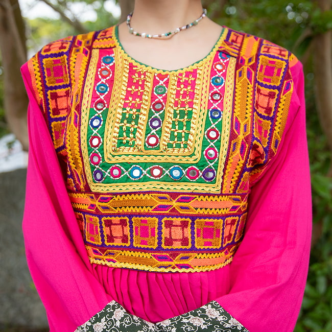 【全て1点もの】　パシュトゥーン族の伝統衣装　カミーズドレス　【ピンク】 2 - 胸元の刺繍はすべて1点ものです。