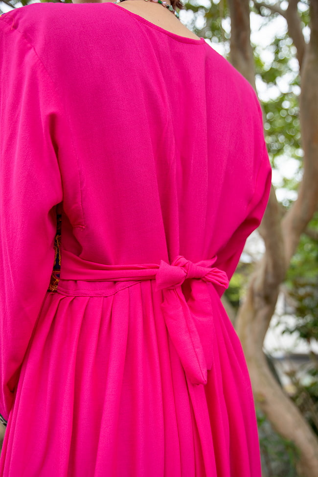 【全て1点もの】　パシュトゥーン族の伝統衣装　カミーズドレス　【ピンク】 3 - うしろです。ウエストから伸びた紐でサイズ調整できます。