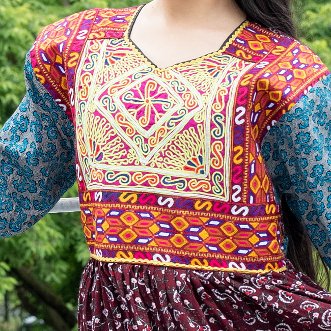 【全て1点もの】　パシュトゥーン族の伝統衣装　カミーズドレス　【えんじ】 2 - 胸元の刺繍はすべて1点ものです。