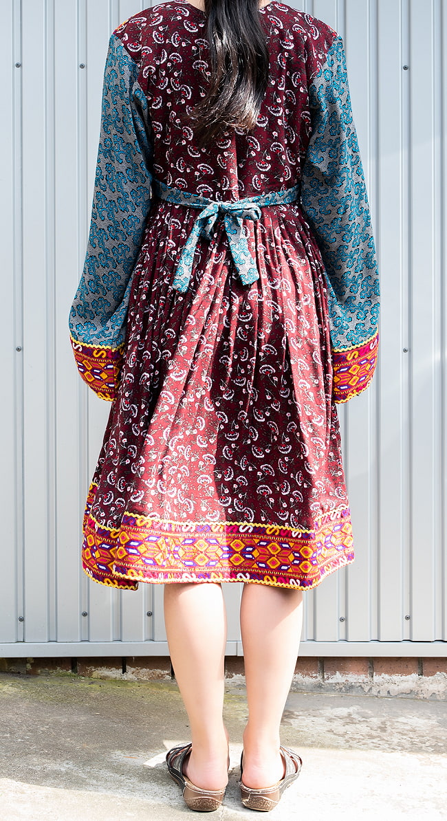 【全て1点もの】　パシュトゥーン族の伝統衣装　カミーズドレス　【えんじ】 7 - 後ろはこのようになっています。