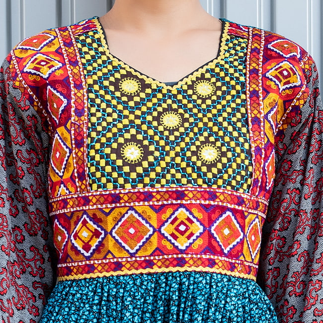 【全て1点もの】　パシュトゥーン族の伝統衣装　カミーズドレス　【水色】 2 - 胸元の刺繍はすべて1点ものです。