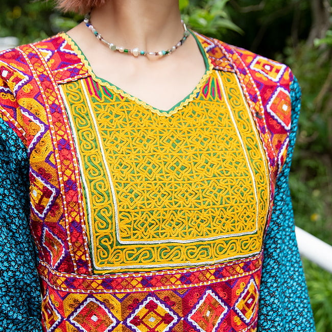 【全て1点もの】　パシュトゥーン族の伝統衣装　カミーズドレス　【からし】 2 - 胸元の刺繍はすべて1点ものです。