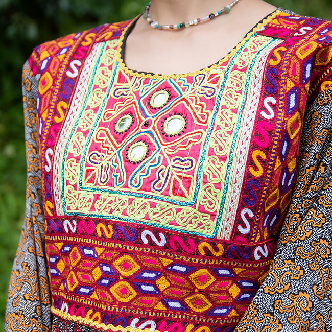【全て1点もの】　パシュトゥーン族の伝統衣装　カミーズドレス　【緋色】 2 - 胸元の刺繍はすべて1点ものです。