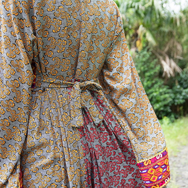 【全て1点もの】　パシュトゥーン族の伝統衣装　カミーズドレス　【緋色】 3 - うしろです。ウエストから伸びた紐でサイズ調整できます。