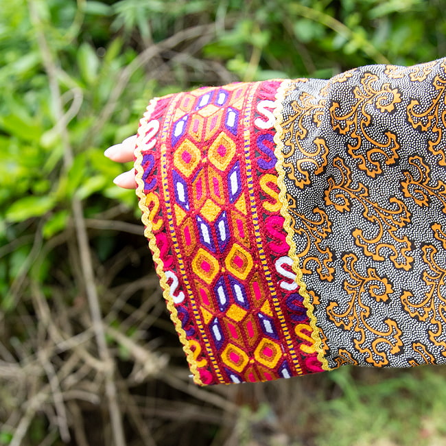 【全て1点もの】　パシュトゥーン族の伝統衣装　カミーズドレス　【緋色】 4 - 袖は切替しで刺繍になっています。