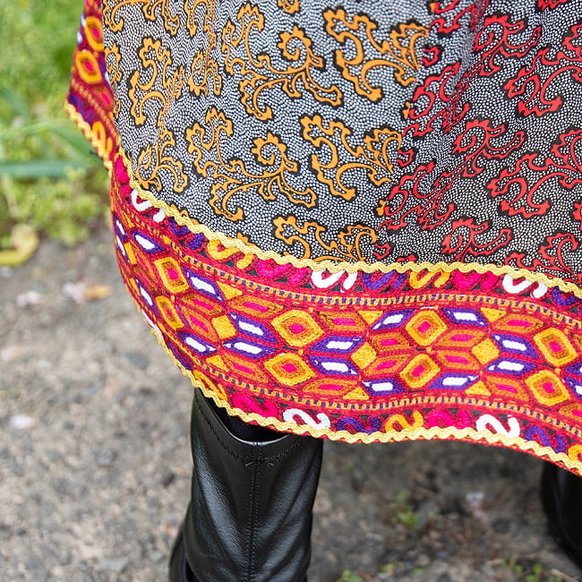【全て1点もの】　パシュトゥーン族の伝統衣装　カミーズドレス　【緋色】 5 - 裾にも刺繍が。