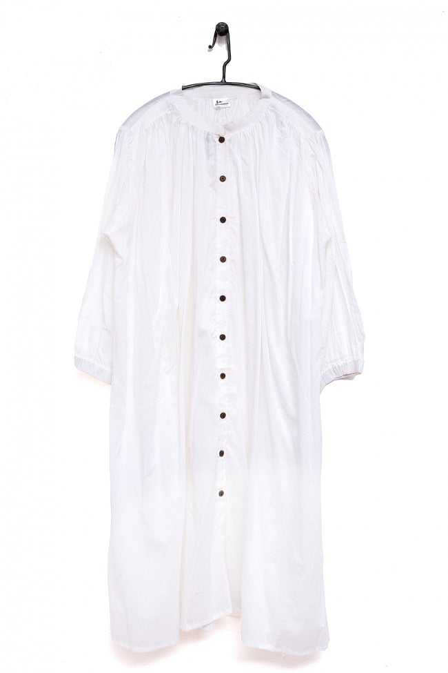 透け感で軽やかに　たっぷりギャザーのコットンボタンロングシャツ 11 - 4：ホワイト