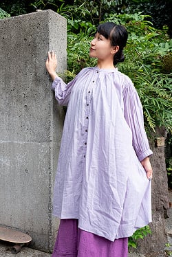 透け感で軽やかに　たっぷりギャザーのコットンボタンロングシャツ - サブ2