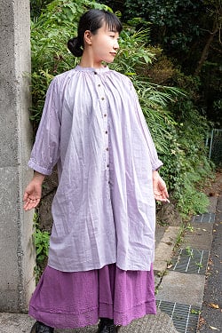 透け感で軽やかに　たっぷりギャザーのコットンボタンロングシャツ - サブ3