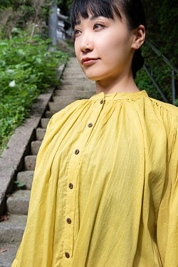 透け感で軽やかに　たっぷりギャザーのコットンボタンロングシャツ - サブ4