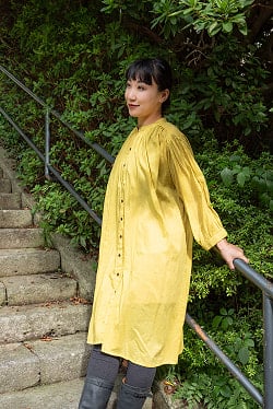 透け感で軽やかに　たっぷりギャザーのコットンボタンロングシャツ - サブ5