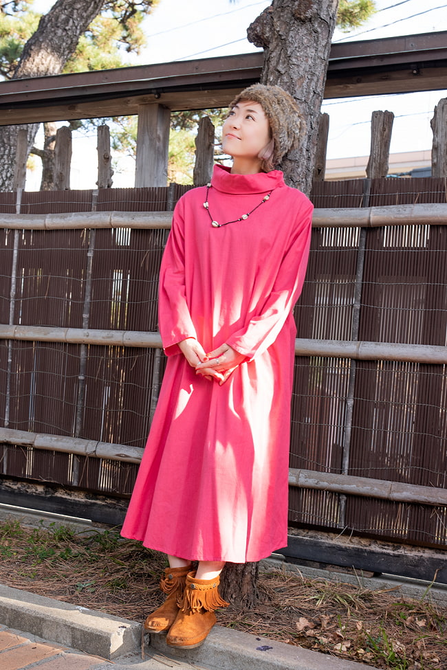 インド綿が肌に優しい タートルネックワンピース 4 - 身長152cmのピンク着用例です。