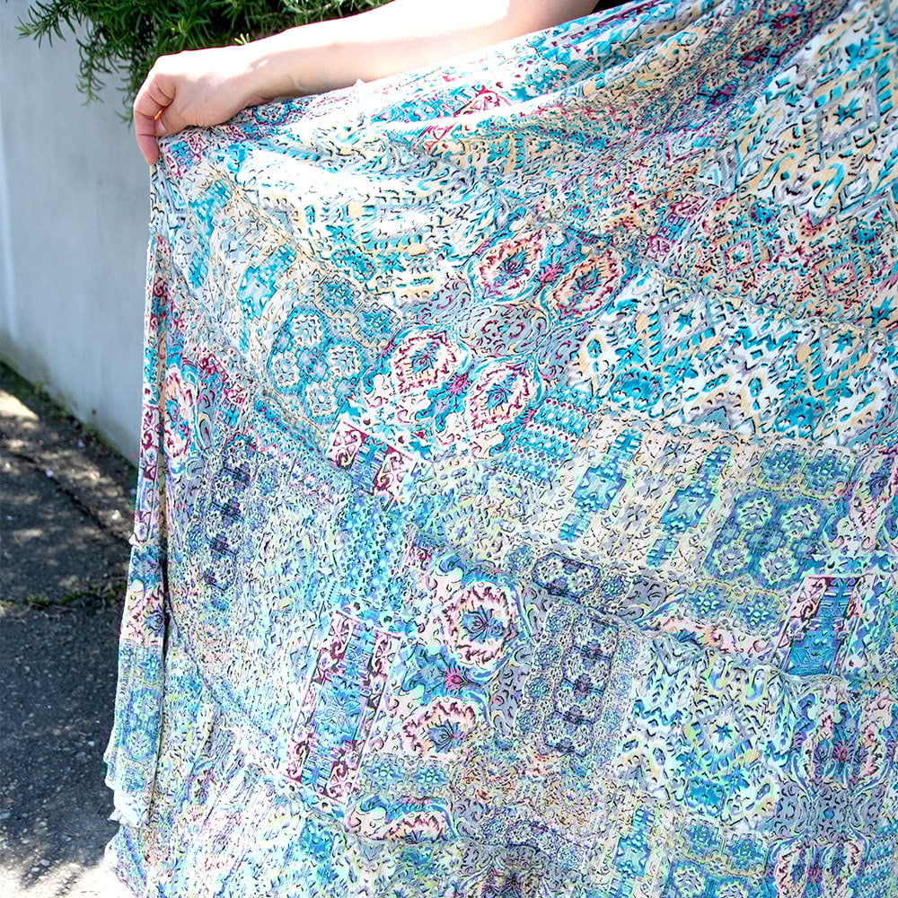 マキシ丈のパステルプリントのプリーツドレス4枚目の説明写真です