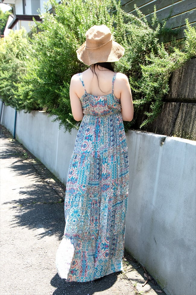 マキシ丈のパステルプリントのプリーツドレス 7 - バックスタイル