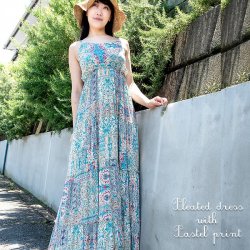 マキシ丈のパステルプリントのプリーツドレス