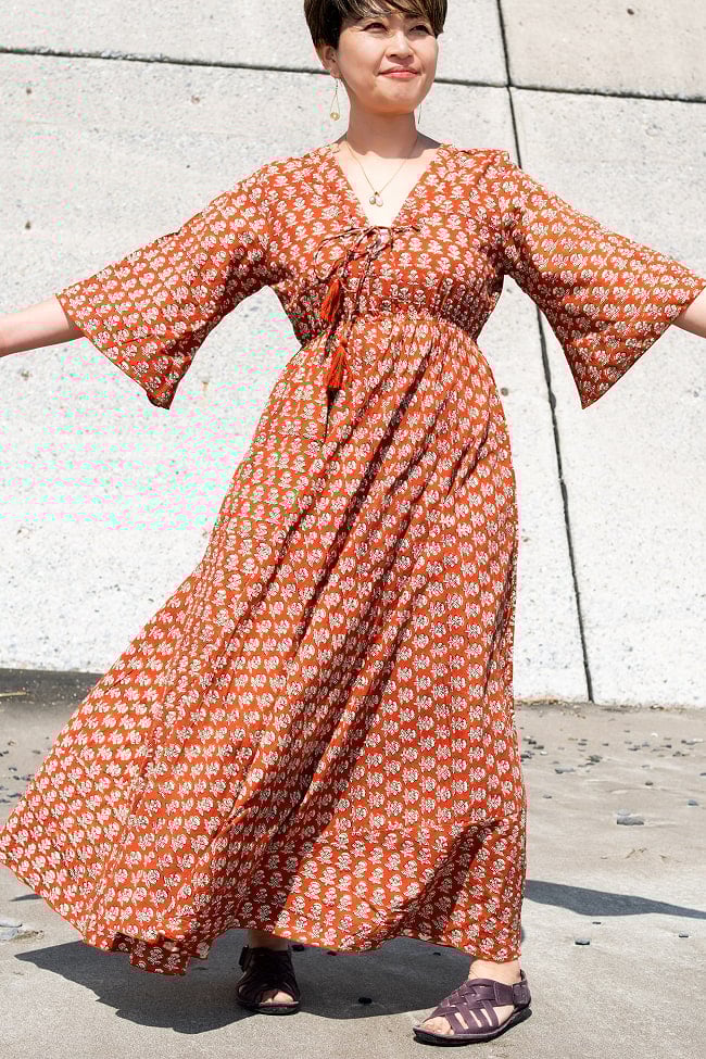 手仕事の温もり インド綿 ウッドブロックプリント フレアワンピース ロング丈 6 - 袖は広がったベルスリーブで動きがでます。