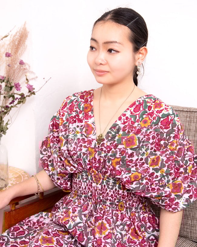 ウッドブロックプリントを贅沢に使った ボヘミアンマキシドレス フレアワンピース ロング丈 4 - 胸元はこのようにVネックなのでスッキリ見えます。