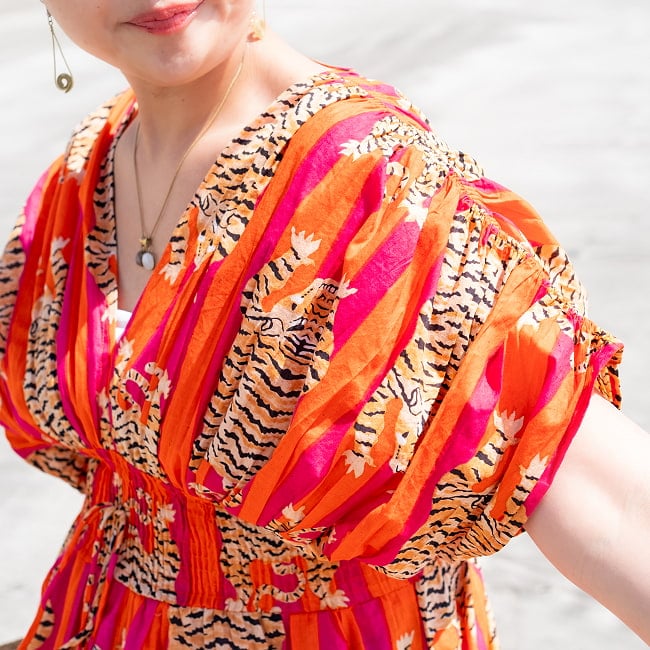 大胆なデザインが魅力的 ボヘミアンマキシドレス フレアワンピース ロング丈 4 - 胸元はこのような感じでインナーにはキャミソール等合わせてください。