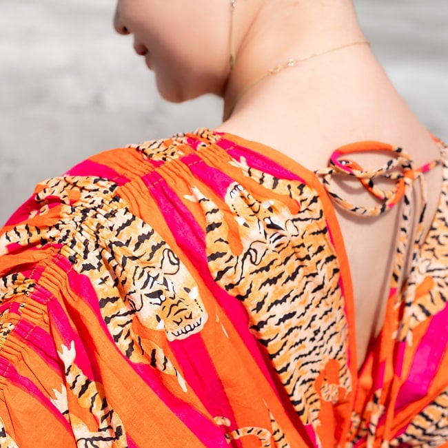 大胆なデザインが魅力的 ボヘミアンマキシドレス フレアワンピース ロング丈 5 - 後ろも可愛い◎