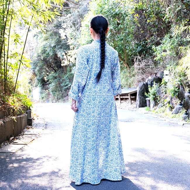 Aラインフレアが美しい ウッドブロックプリントのマキシワンピース 大人ナチュラル クルティ風 2 - 後ろ姿もスッキリしています。
