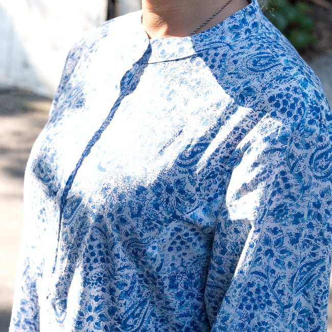 Aラインフレアが美しい ウッドブロックプリントのマキシワンピース 大人ナチュラル クルティ風 3 - 胸元は小さめのスタンドカラーでクルティ風です。