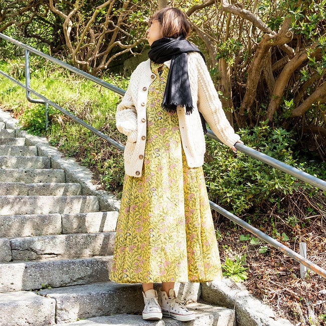 Aラインフレアが美しい ウッドブロックプリントのマキシワンピース 大人ナチュラル クルティ風 5 - 身長165cmの着用例です。カーディガンとストールで涼しい季節も◎