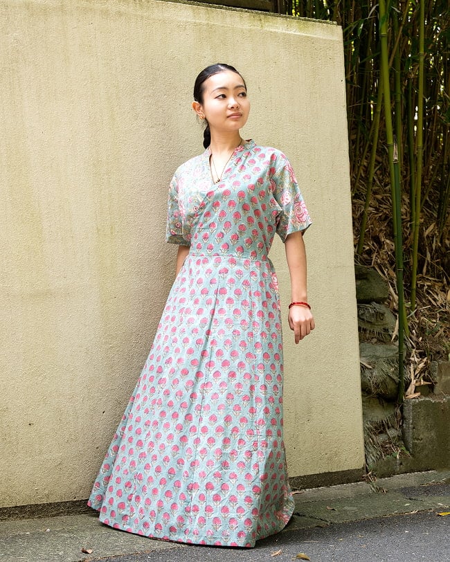 嬉しい2WAY ウッドブロックプリントのカシュクールワンピース ロング丈 2 - 身長150cmの着用例です。