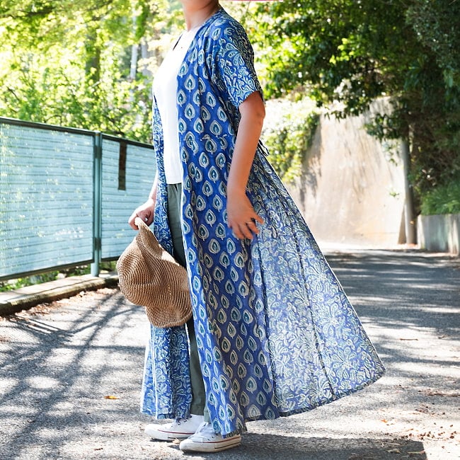 嬉しい2WAY ウッドブロックプリントのカシュクールワンピース ロング丈 3 - このように前を開けて羽織として着ることも◎身長158cmの着用例です。