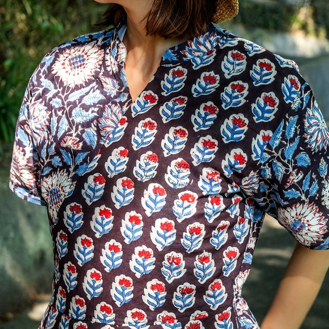 嬉しい2WAY ウッドブロックプリントのカシュクールワンピース ロング丈 5 - 胸元はスッキリデザインです