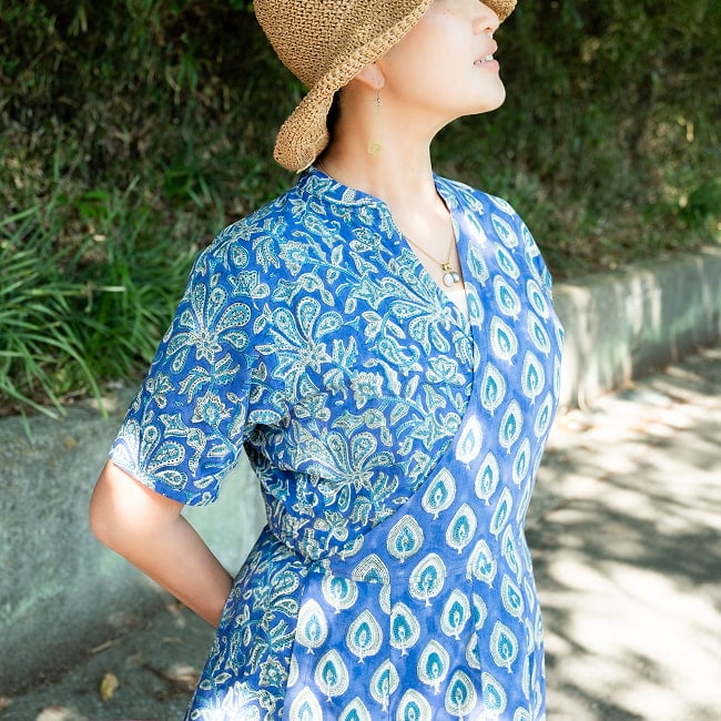 嬉しい2WAY ウッドブロックプリントのカシュクールワンピース ロング丈 6 - 胸元はスッキリデザインです