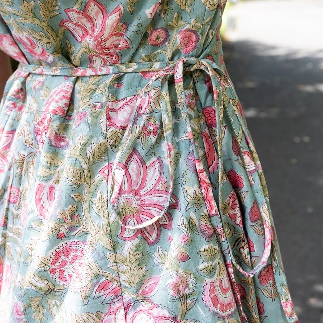 嬉しい2WAY ウッドブロックプリントのカシュクールワンピース ロング丈 7 - 紐はサイドで結んでも、後ろで結んでも◎