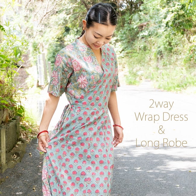 嬉しい2WAY ウッドブロックプリントのカシュクールワンピース ロング丈の写真カシュクールワンピース,ラップワンピース,前開きワンピース,羽織り,ロングワンピース,ガウン,2WAY,コットンワンピース,エスニック,大人,きれいめ,ナチュラル,体型カバー,春 夏 秋,レディース,リゾート,旅行,ゆったり,フレア,着回し,ウッドブロック,プリント,マキシ丈