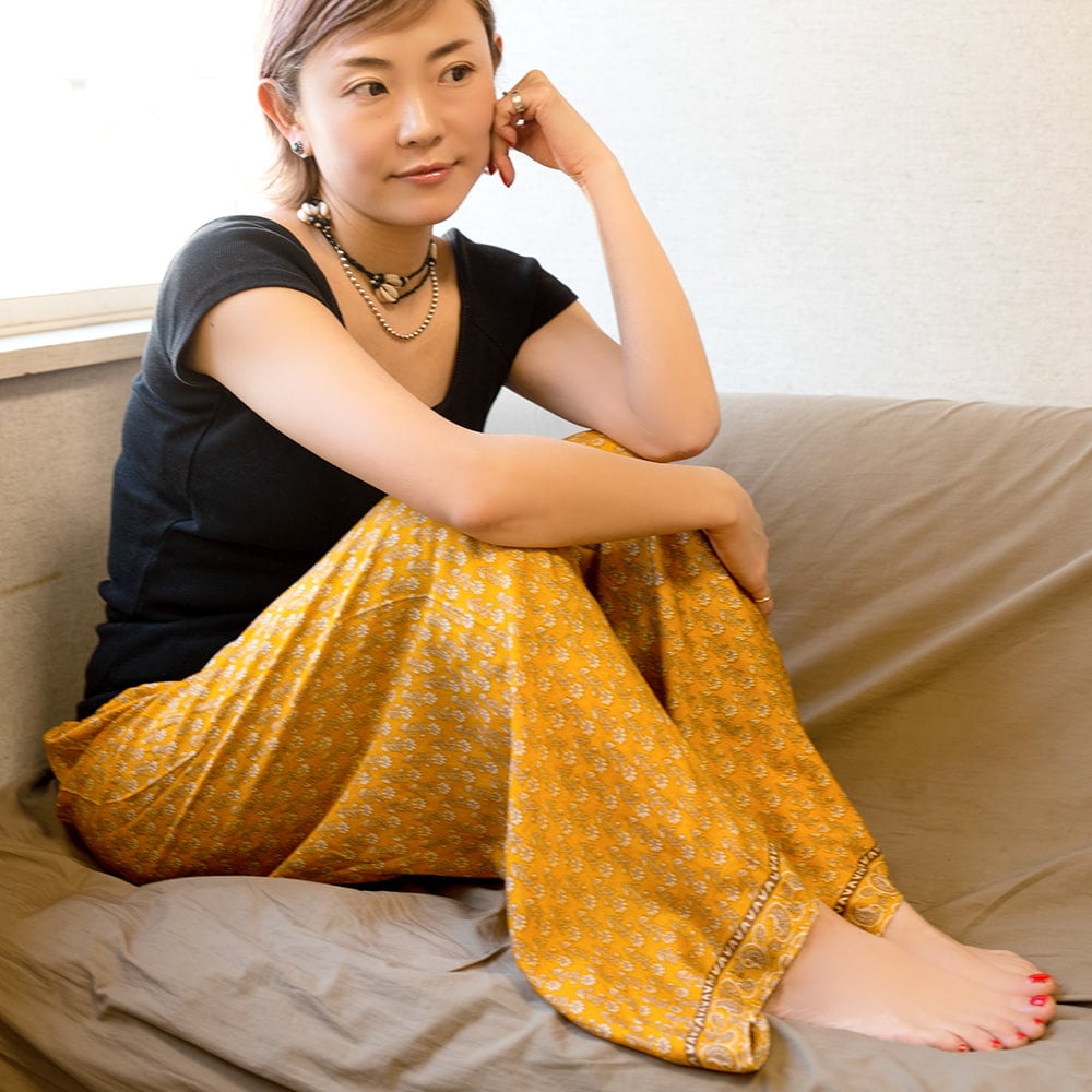 軽い着心地がクセになる アンティークサリーのワイドパンツ の