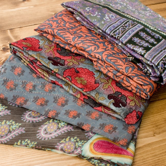 リバーシブル サリー生地タイパンツ 【黒・グレー系】 3 - 柄はアソートでお送りいたします。写真と異なる商品が届く場合もございますのでご了承ください。尚、こちらの写真は一部になりますので、お届けするデザインはこの限りではございません。