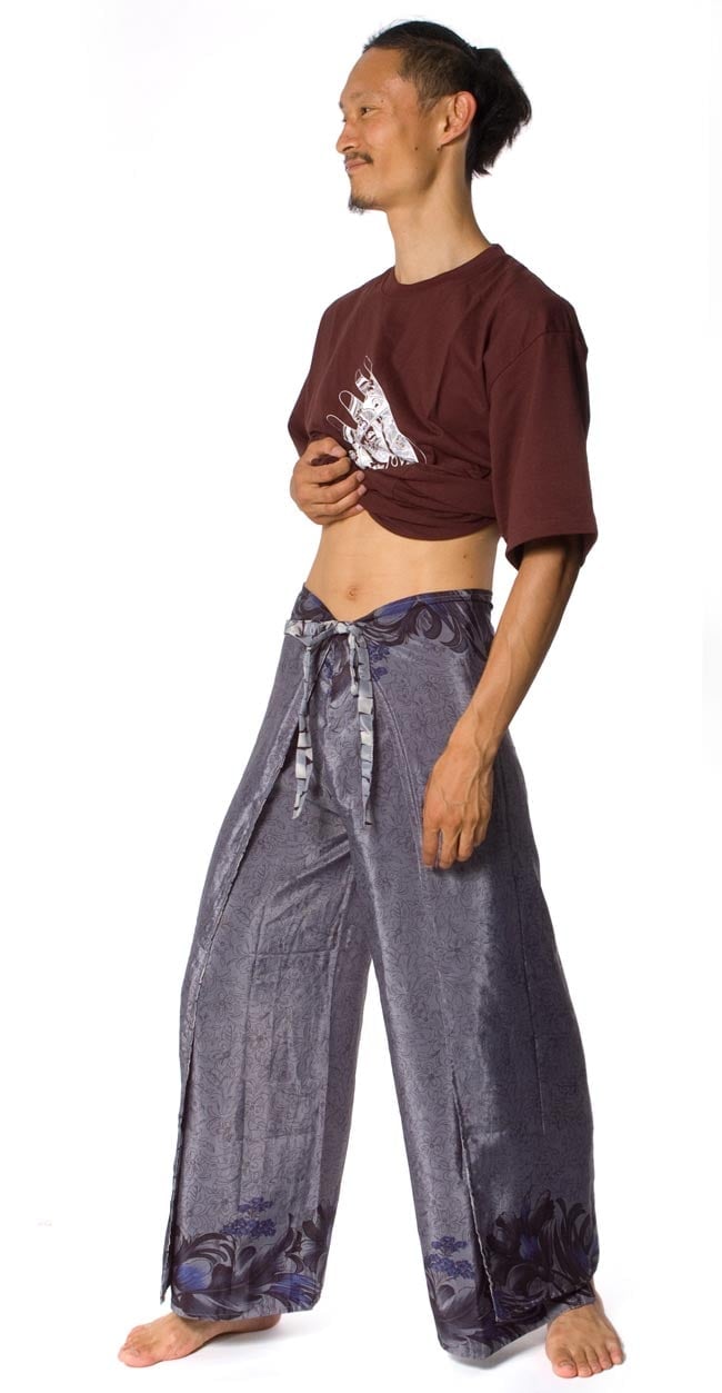 リバーシブル サリー生地タイパンツ 【黒・グレー系】 6 - 身長180?のインドパパ着用例です。