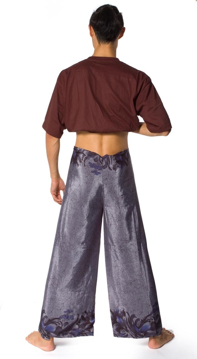 リバーシブル サリー生地タイパンツ 【黒・グレー系】 7 - 後ろ姿です。スッキリしたシルエットになります。