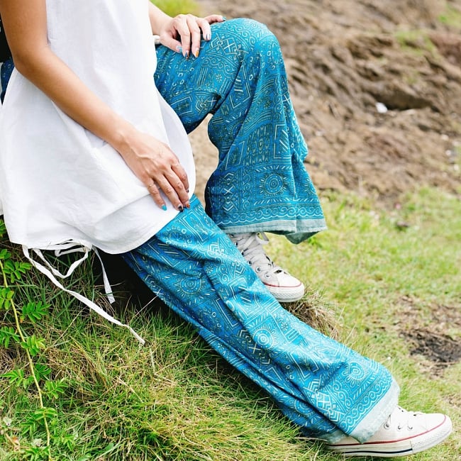 アンティークサリー生地のタイパンツ - 青・紫系 2 - 以下はモデルさんの着用例となります