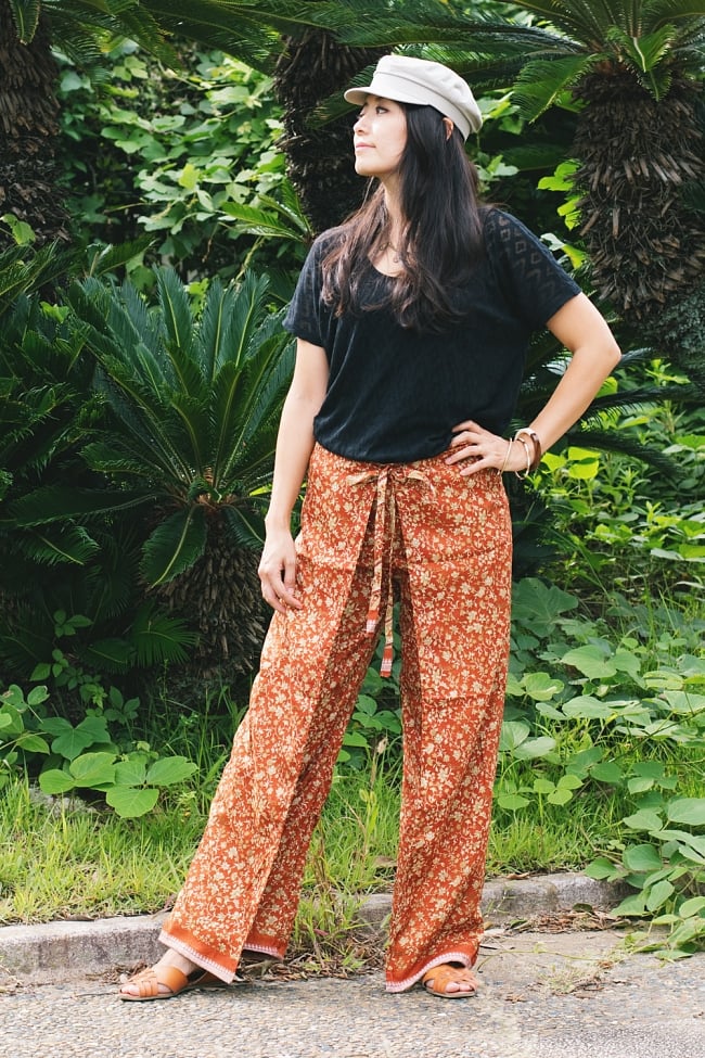 アンティークサリー生地のタイパンツ - 白・アイボリー系 3 - 【黄・オレンジ系】を身長165cmのモデルさんが着たところです。