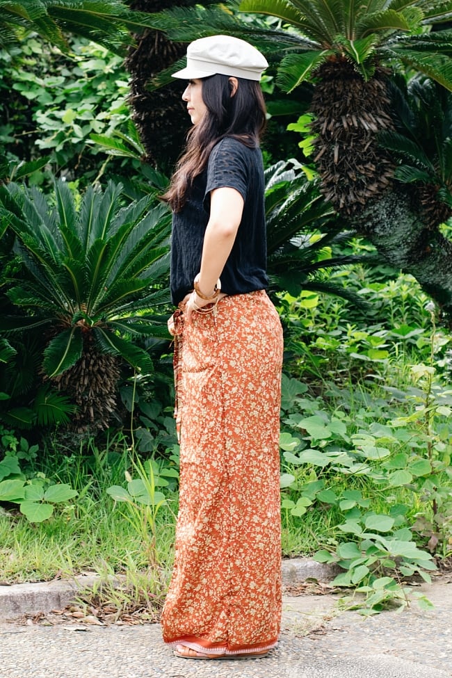 アンティークサリー生地のタイパンツ - 茶・ベージュ系 3 - 横からの写真です