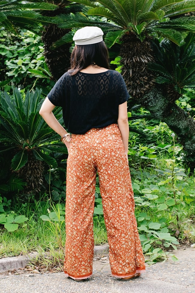 アンティークサリー生地のタイパンツ - 茶・ベージュ系 4 - 後ろからの写真です